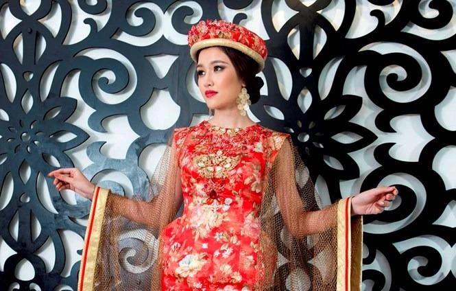 Phương Chi trong bộ trang phục dân tộc của nhà thiết kế Võ Việt Chung. Ảnh: LONG THỦY