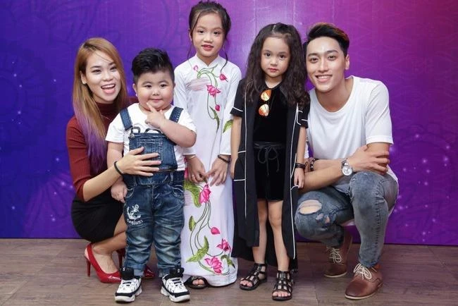 Tú Thanh - Ca nương nhí được xác lập kỷ lục Việt Nam ảnh 5 Tú Thanh nằm trong Biệt đội Hồng Hạc của bộ đôi vũ công Đình Lộc - Xuân Thảo. Ảnh plo.vn