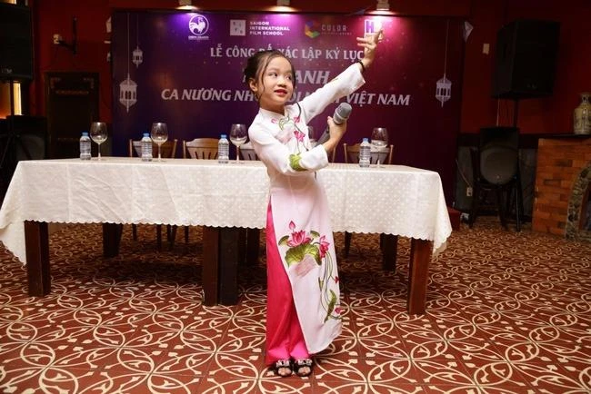 Tú Thanh biểu diễn tại buổi lễ. Ảnh plo.vn