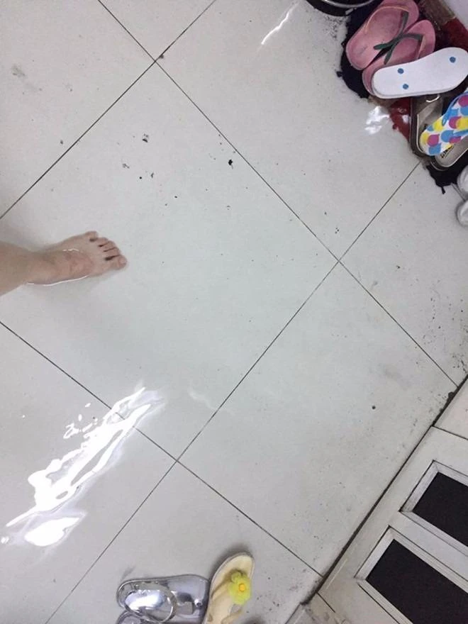 Nhà Kha Ly lần đầu bị ngập sau trận mưa lớn chiều 26-9. Ảnh: FBNV.