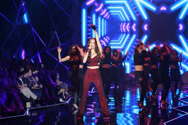 Mở màn đêm chung kết Next Top Model 2016 tối 2/10 là màn kết hợp giữa ca sĩ Hoàng Thuỳ Linh và top 14 thí sinh.