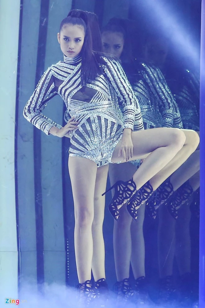 Man catwalk bi che tham hoa o chung ket Next Top Model hinh anh 10