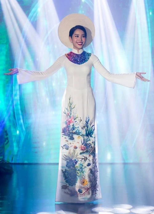 Trang phục dự thi của Nam Em tại Hoa hậu Trái đất 2016.