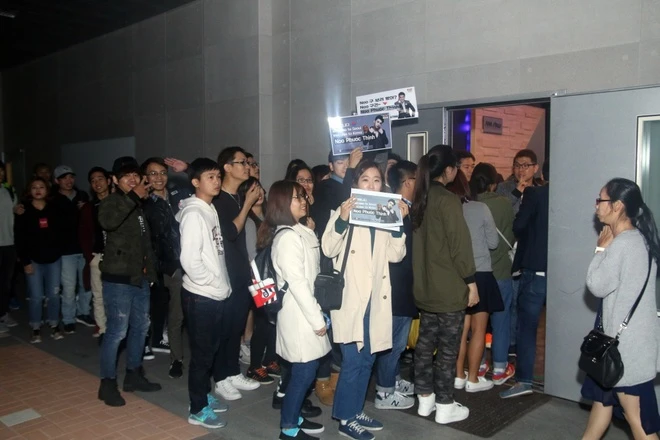 Fan xếp hàng từ sớm để gặp Noo Phước Thịnh ở Hàn Quốc