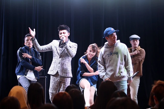 Fan xếp hàng từ sớm để gặp Noo Phước Thịnh ở Hàn Quốc