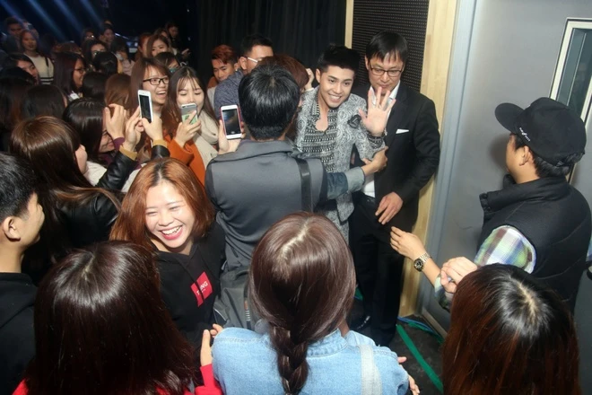 Fan xếp hàng từ sớm để gặp Noo Phước Thịnh ở Hàn Quốc