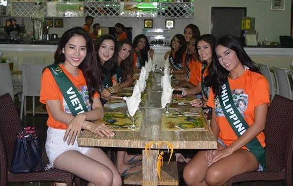 Nam Em luôn tươi cười rạng rỡ khi thấy ống kính hướng đến mình. Trang web của Hoa hậu Trái đất 2016 đăng tải khá nhiều hình ảnh có mặt đại diện Việt Nam. Ảnh: NGÔI SAO