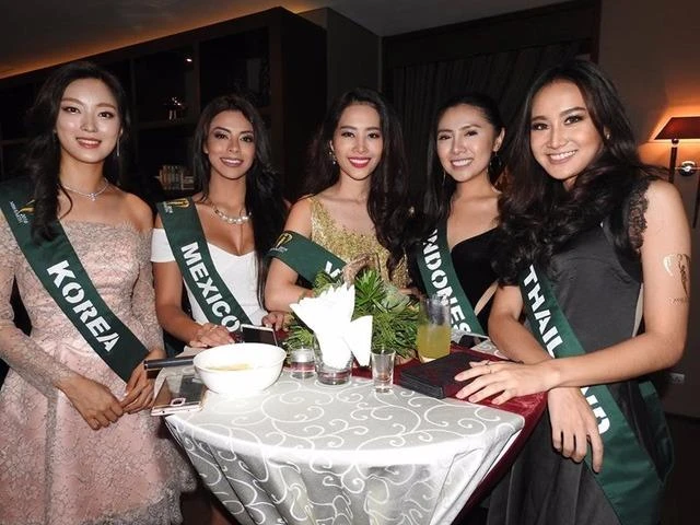 Đại diện của Nam Em giải thích bộ váy này cũng là một thiết kế của Lê Thanh Hòa nhưng được làm mới hoàn toàn, không phải đồ mượn lại của Phạm Hương. Kiểu váy này được nhiều nghệ sĩ và khách hàng nữ yêu thích nên nhà thiết kế sản xuất thêm để bán. Ảnh: NGÔI SAO