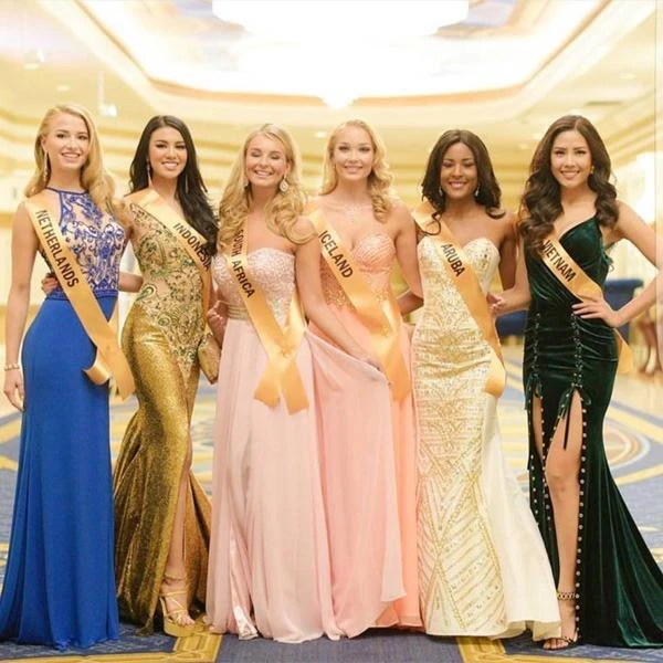 Tối qua, Nguyễn Thị Loan (phải) đã tham dự tiệc chào mừng chinh thức của ban tổ chức cùng hơn 80 người đẹp khác. Ảnh NGÔI SAO