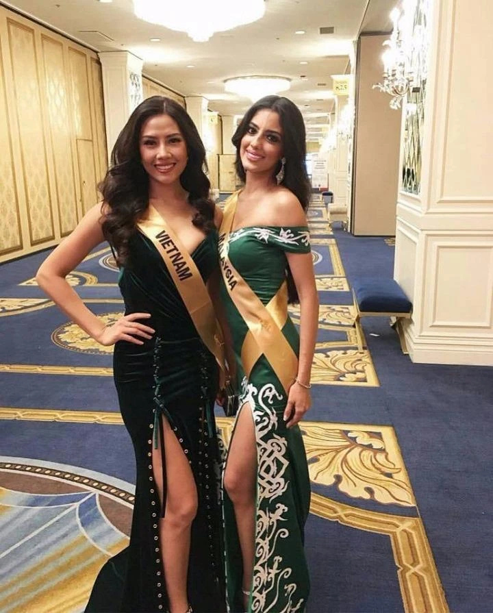 Nguyễn Thị Loan (trái) diện váy xẻ đùi khoe chân. Ảnh VNE