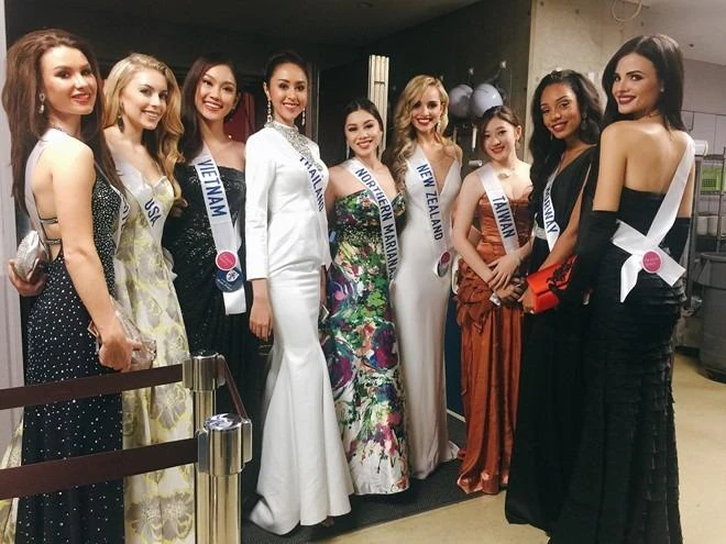 Phương Linh cùng các người đẹp Nam Phi, Sri Lanka, Thụy Điển tại Nhật ngày 11-10. Ảnh: FBNV