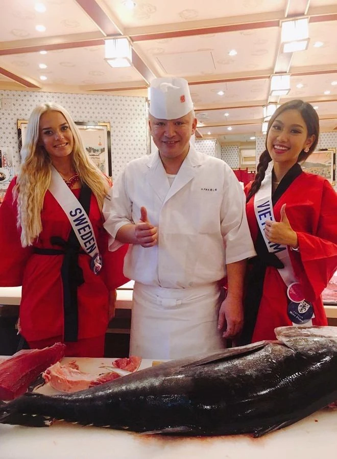 Á khôi Áo dài 2016 hào hứng tham quan nhà hàng sushi trong TP. Ảnh: ZING