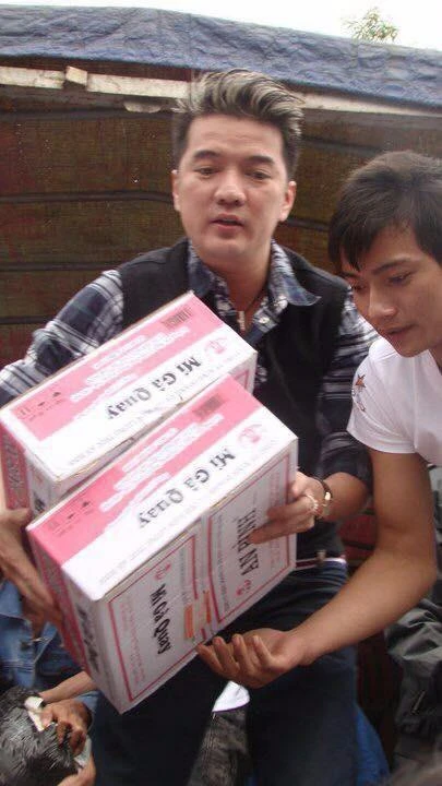 Đàm Vĩnh Hưng tiếp tục tất bật từ thiện. Ảnh NLĐO
