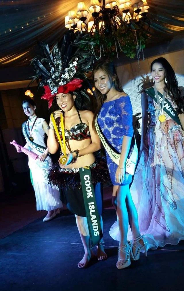 Đại diện Việt Nam tại Miss Earth 2016 Nam Em đã đoạt được Huy chương Bạc phần thi tài năng với tiết mục hát "You raise me up". Đoạt Huy chương Vàng là đại diện đến từ đảo Cook trong khi thí sinh Macau nhận Huy chương Đồng. Ảnh DÂN TRÍ.