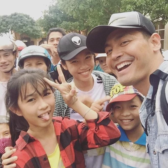 MC Phan Anh đăng ảnh chụp trẻ em vùng lũ trên trang cá nhân. Ảnh: FBNV 