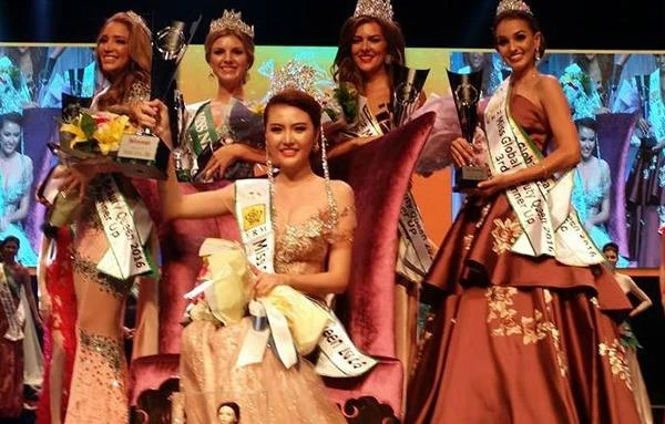 Ngọc Duyên chụp ảnh cùng bốn Á hậu trong đêm chung kết. Ảnh NGÔI SAO