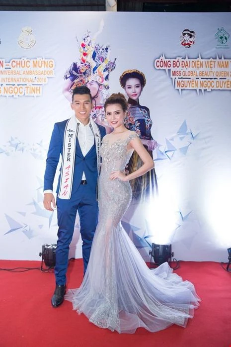 Ngọc Tình và Ngọc Duyên tại buổi ra mắt báo chí trước khi đi thi Nữ hoàng sắc đẹp. Ảnh PLO.