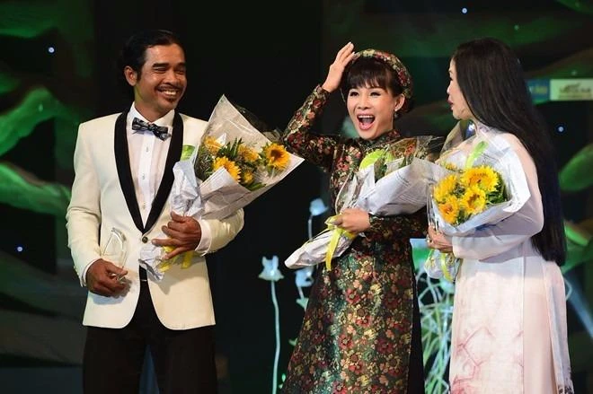 Thí sinh Hồng Vân (giữa) đăng quang Tiếng hát mãi xanh 2016. Ảnh: ZING