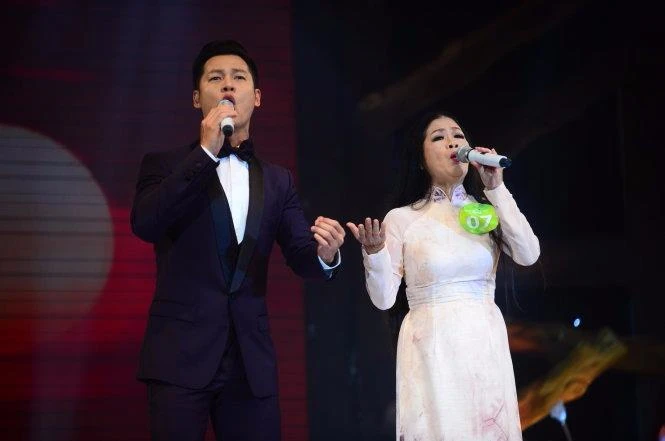 Kim Lan song ca cùng ca sĩ khách mời Đức Tuấn ca khúc Xin mặt trời ngủ yên - Ảnh: TTO