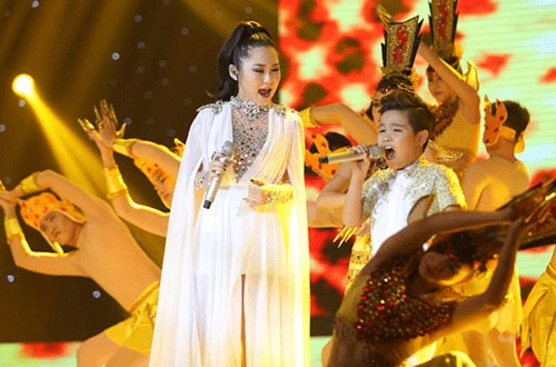 : Trong phần thi với ca sĩ khách mời, Nhật Minh được Hương Tràm hỗ trợ trong sáng tácPhật bà nghìn mắt nghìn tay. Tiết mục được dàn dựng hoàng tráng với đoàn múa và hiệu ứng ánh sáng bắt mắt.