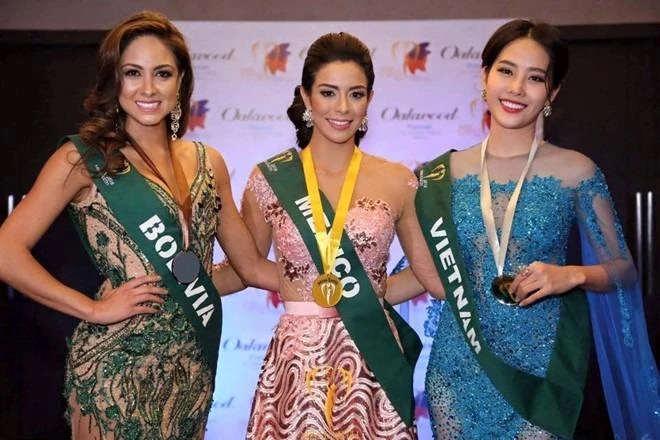 Nam Em tại chụp ảnh cùng các thí sinh Miss Earth. Ảnh ZING