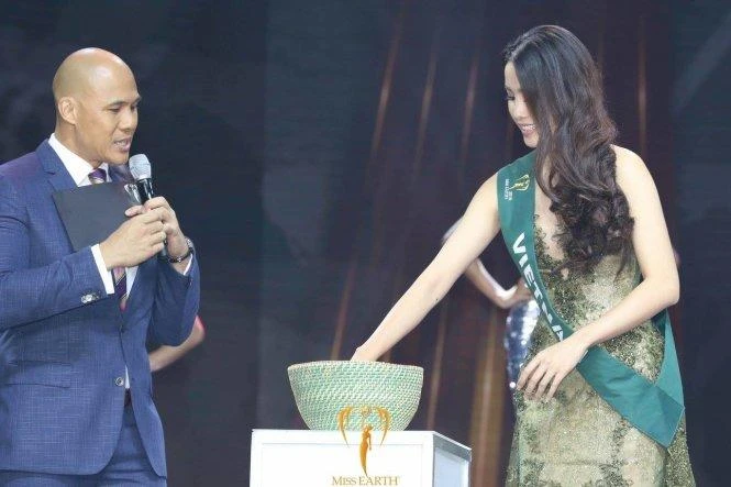 Nam Em bốc thăm câu hỏi thi ứng xử tại chung kết Miss Earth. Ảnh TTO