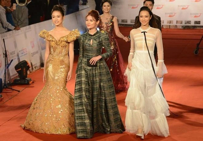 Các người đẹp Hoa hậu Việt Nam 2016 gồm Phùng Bảo Ngọc Vân, Á hậu Thuỳ Dung, Thuỷ Tiên (từ trái qua) sánh bước. Ảnh VNE