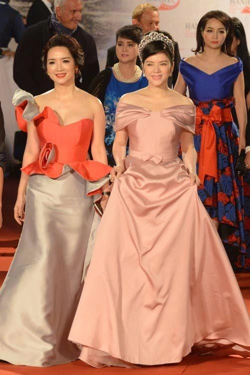  Hoa hậu đền Hùng - Giáng My Sánh bước cùng diễn viên Lý Nhã Kỳ. Người đẹp họ Lý đội vương miện và khoe vai trần trên thảm đỏ. Ảnh VNE