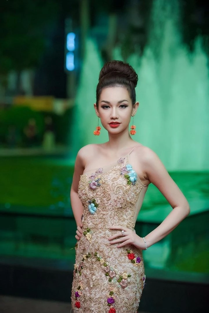 Quỳnh Chi gợi cảm trên thảm đỏ Liên hoan phim. Ảnh VTC