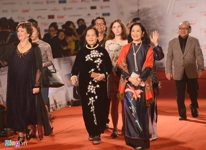 Hai diễn viên gạo cội Trà Giang và Ngọc Lan rạng rỡ trong tà áo dài truyền thống. Nghệ sĩ Trà Giang từng chia sẻ khi tham dự các kỳ liên hoan phim quốc tế trước đây, chị luôn mặc áo dài. Ảnh ZING