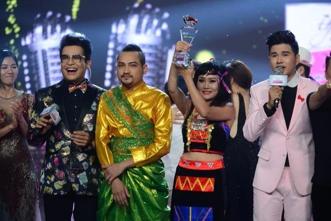 Cặp đôi Thạch Sớt - Minh Thảo trong giây phút đăng quang quán quân Tuyệt đỉnh song ca. Ảnh: TTO