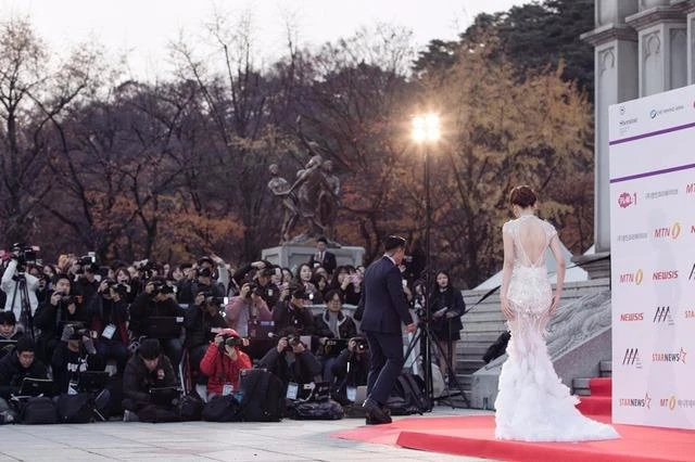 Chi Pu chia sẻ cô sẽ không bao giờ quên khoảnh khắc hàng nghìn phóng viên nước bạn cùng hướng ống kính về phía mình. Ảnh DÂN TRÍ