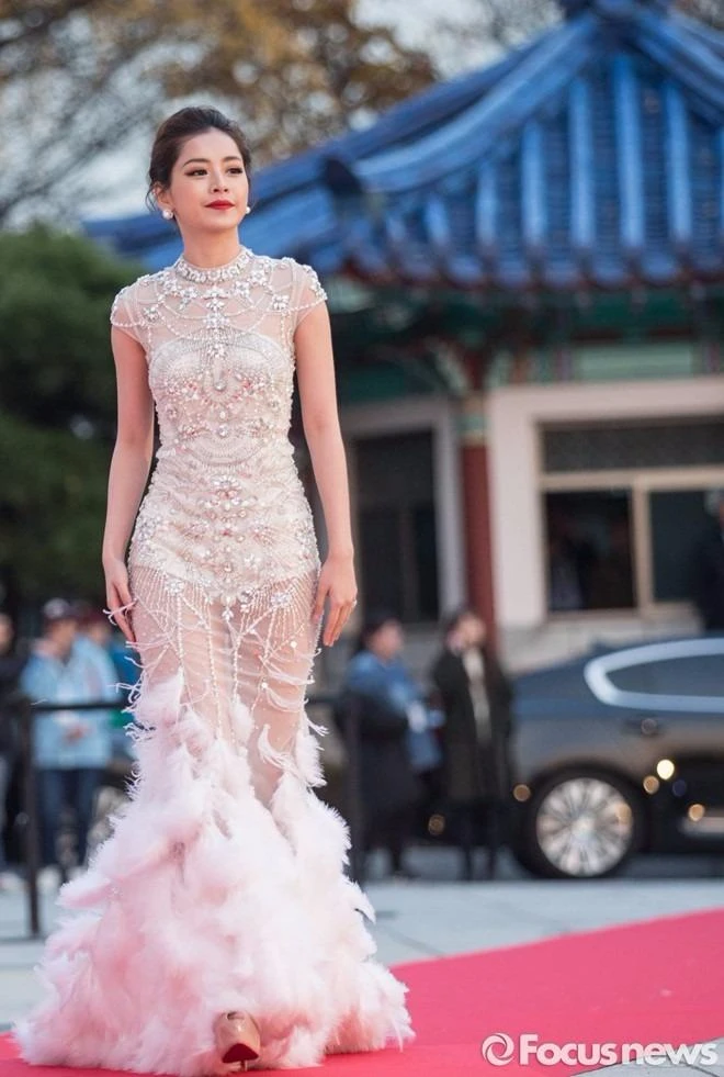 Trong tối lễ trao giải, Chi Pu đã giao lưu, trò chuyện cùng nhiều nghệ sĩ nổi tiếng như Yoona và Park Shin Hye. Ảnh ZING