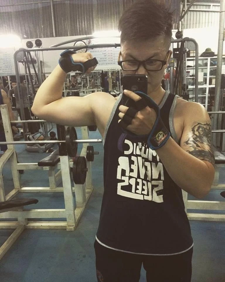 Chàng trai Lê Thiện Hiếu với cơ bắp cuồn cuộn. Ảnh VNN