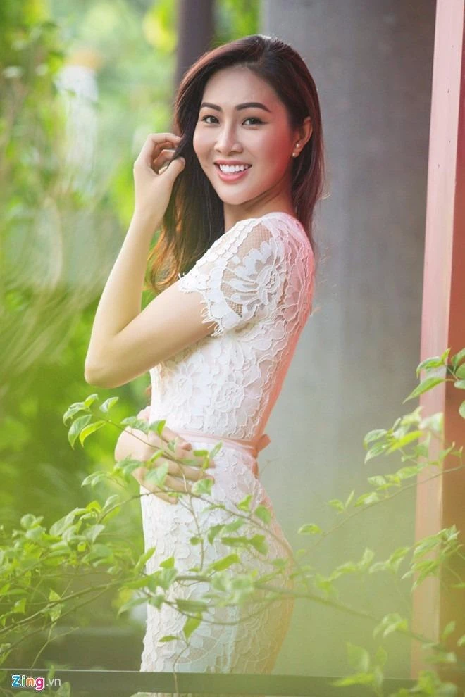 Theo Zing: "Tôi thừa nhận mình làm răng chứ không đụng dao kéo để thay đổi nhan sắc. Tôi nghĩ việc làm răng khá phổ biến ở nhiều người đẹp, bọc răng xứ không thể quy vào phẫu thuật thẩm mỹ".