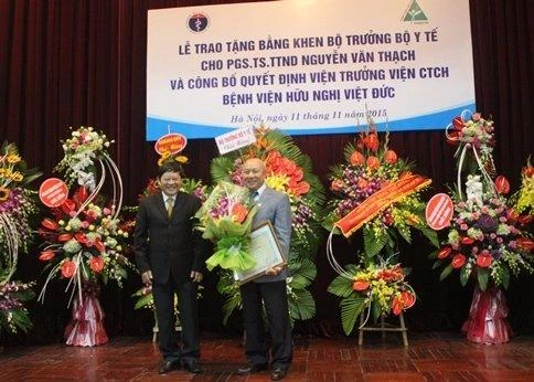 PGS. TS Nguyễn Văn Thạch từng đảm nhận chức vụ Phó giám đốc Bệnh viện Việt Đức và được Bộ trưởng Bộ Y Tế trao bằng khen tháng 11-2015. Ảnh VIETNAMNET.