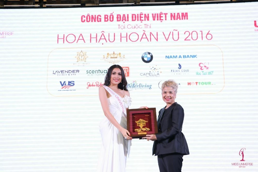 Món quà mà Lệ Hằng mang đến cuộc thi Hoa Hậu Hoàn vũ thế giới 2016 là bức tranh Chùa Một Cột Sen vàng nghìn thuở của Thủ đô làm bằng vàng 24k dát mỏng thủ công