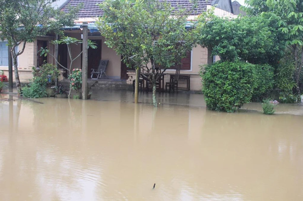 Nhiều khu dân cư dọc sông Vệ bị lũ uy hiếp.