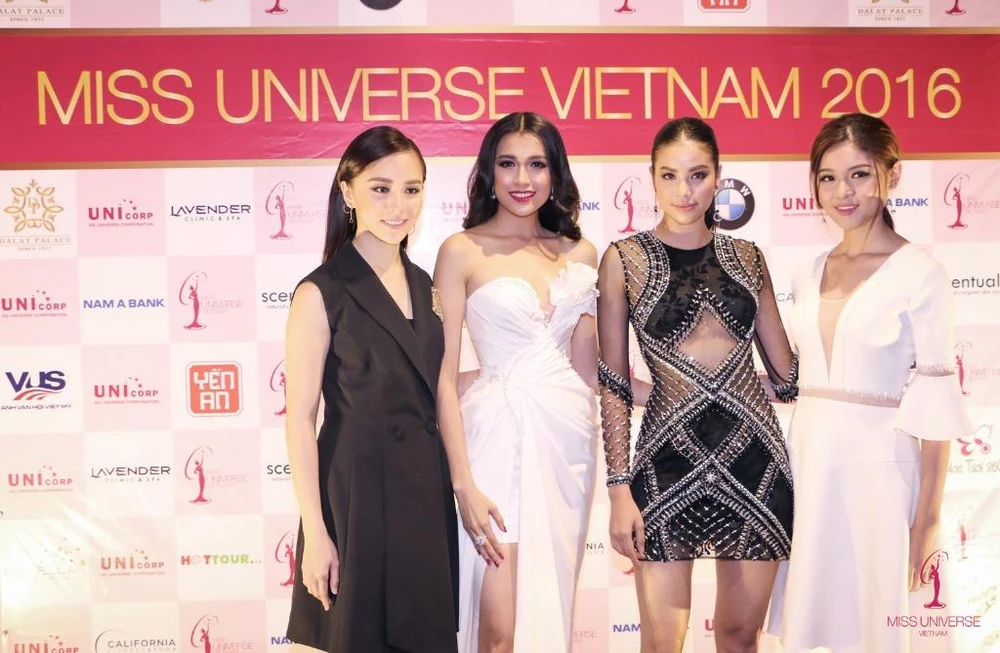 Lệ Hằng cùng các người đẹp tại lễ công bố ngày 5-12. Ảnh BTC