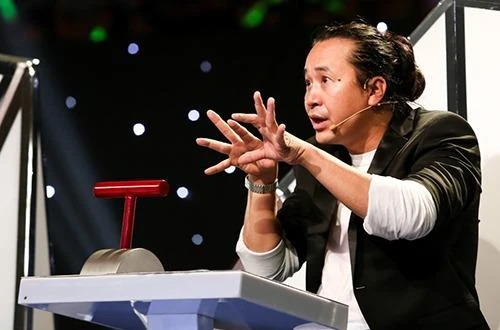 Lê Minh Sơn bày tỏ tình cảm "Tôi tin đây là một ngôi sao sáng của chương trình". Ảnh VNE.