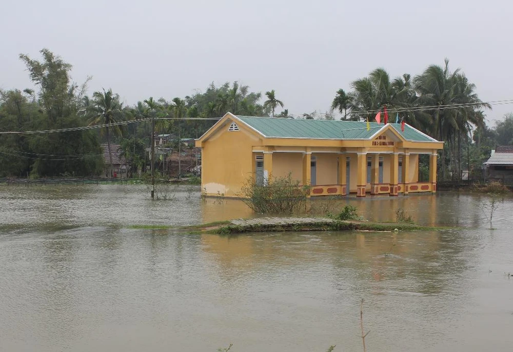 Nhà văn hóa thôn Vạn An xã Nghĩa Thương, huyện Tư Nghĩa bị nước lũ chia cắt