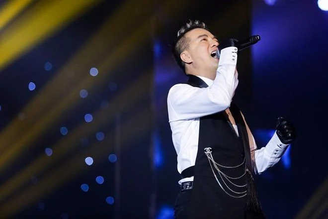 Sự xuất hiện đầu tiên của Đàm Vĩnh Hưng biểu diễn ca khúc 'Đừng ngoảnh lại' giữa tâm bão nhận được nhiều sự cổ vũ. Ảnh Zing.