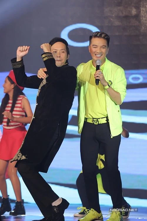 Danh hài Hoài Linh ngẫu hứng lên phụ họa cho người em thân thiết, khiến Đàm Vĩnh Hưng vui vẻ, phấn chấn hẳn lên biểu diễn ca khúc 'Xuân yêu thương' . Ảnh Ngôi sao
