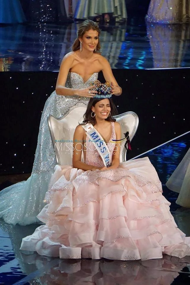 Người đẹp Puerto Rico, Stephanie del Valle, nghẹn ngào trong giây phút đăng quang. Ảnh: Missosology.