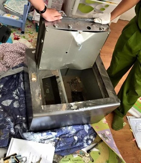 Ngay tối mùng 1 Tết Bính Thân, 2016 ca sĩ Đăng Khôi bị trộm đột nhập nhà lục tung đồ đạc, phá két sắt và lấy đi 800 triệu đồng (ảnh).