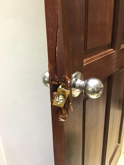 Ổ khoá bị phá hỏng.