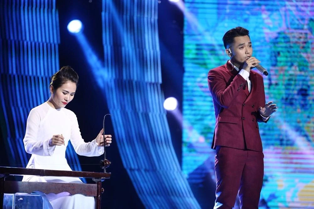 HLV Giáng Son phải chia sẻ rằng sở trường của Phạm Hồng Phước với ca khúc “Cha già rồi đúng không?” là làm cho khán giả khóc. Ảnh BTC