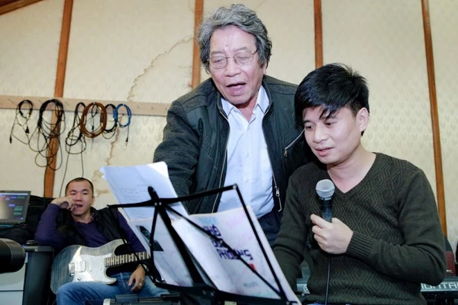 Nhac si Pho Duc Phuong huong dan Thu Phuong xu ly ca khuc hinh anh 4