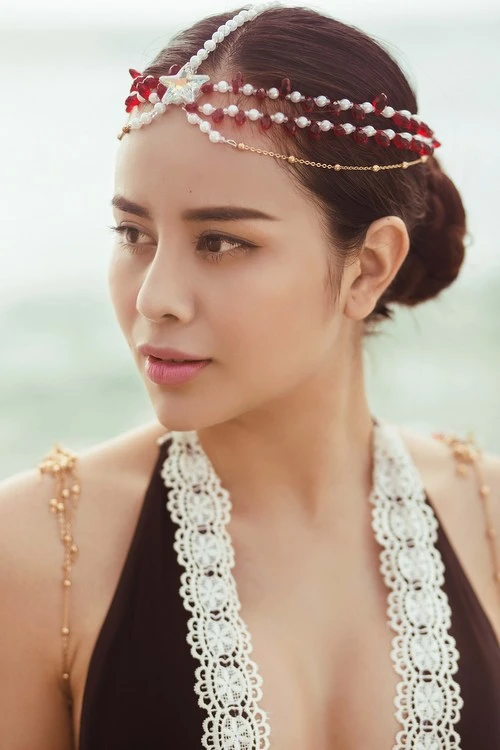 Sella Trương khoe đường cong với áo tắm nửa kín nửa hở