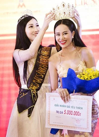 Sella Trương giành giải phụ "Thí sinh được yêu thích nhất" do khán giả bình chọn. Ảnh VNE